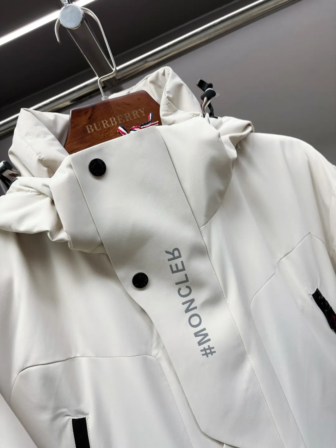 Moncler Premium ， Versatile ， ， ， Classic ， ， ， ！ 100% ， 90% ， ， ， 。 Classic MON Logo ！ YKK 。 ， ， micro chic ， Classic ， 。 Sizes：M-XXXL ：Black White